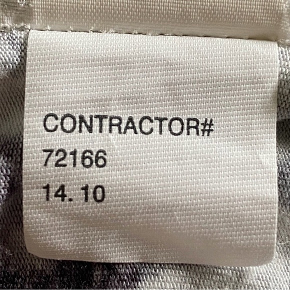 CALVIN KLEIN JEANS white and grey, snakeskin design, jersey t-shirt. Medium. EUC - Picture 13 of 14